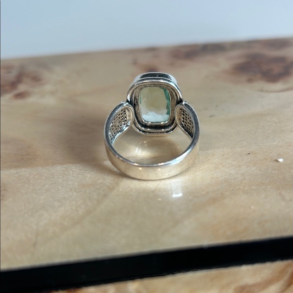 Elegant Silver Ring with Green Gemstone - Picture 3 of 3